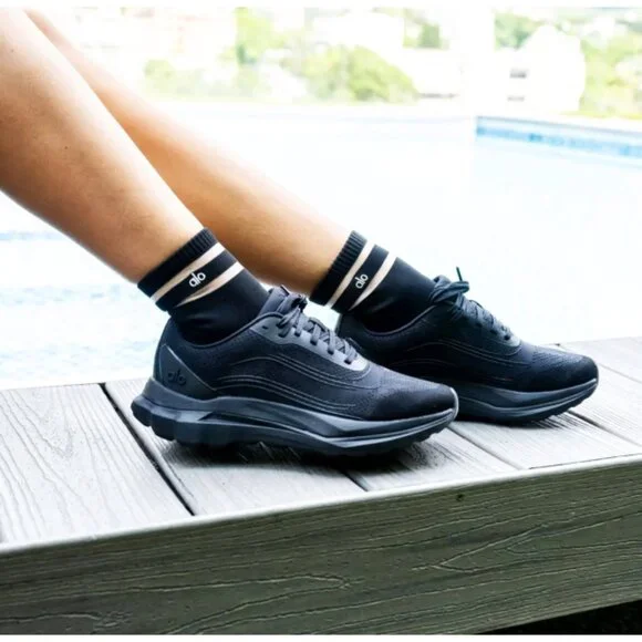 Alo Runner Black/Black Athletic Active Running Exercise Outdoor Travel Workout 9 - Picture 4 of 16